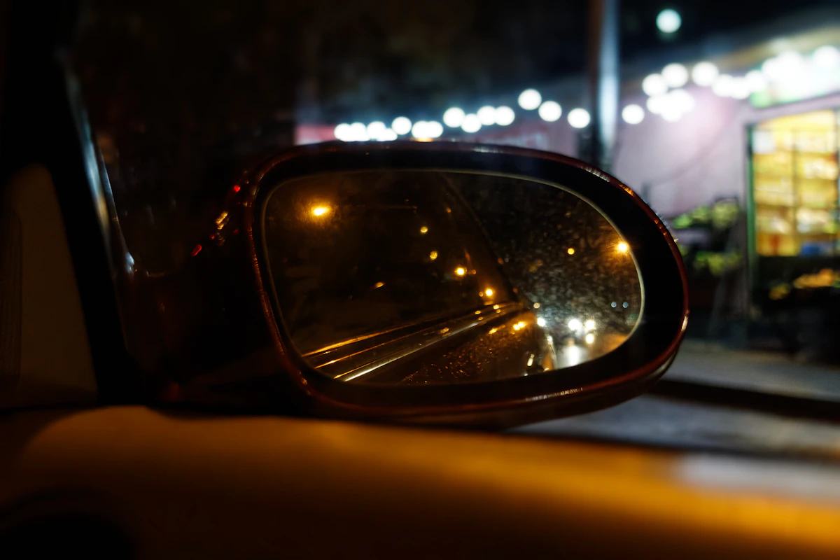 Retrovisor de un coche en una escena nocturna